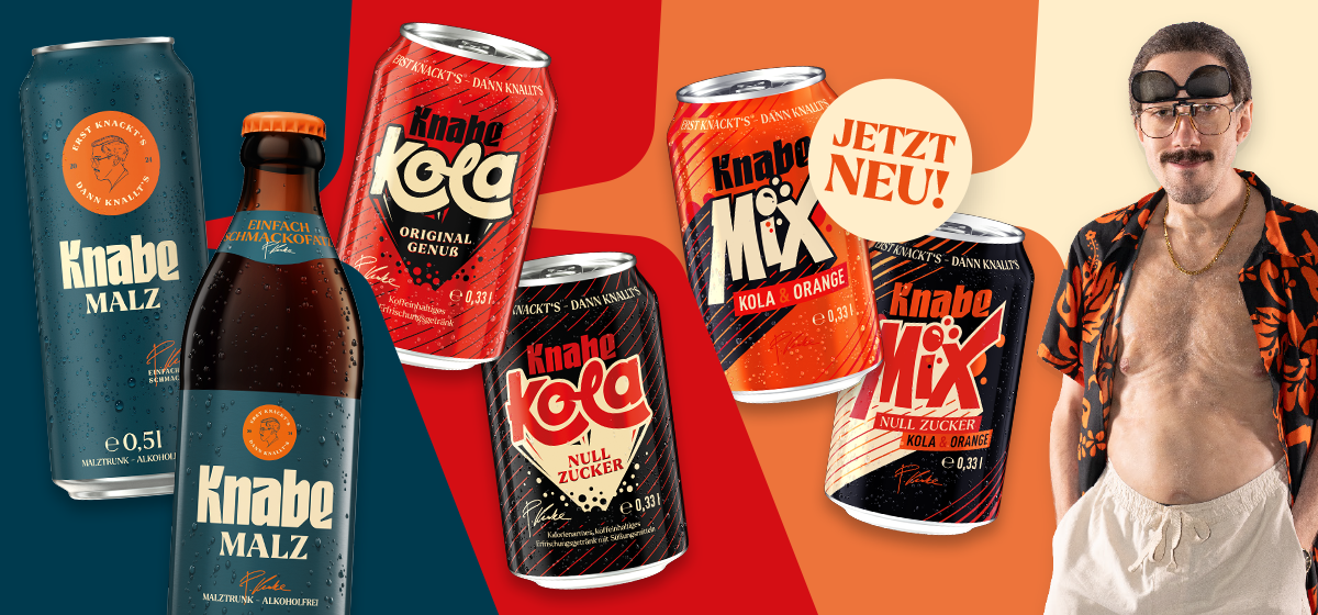 Mehrere Dosen und Flaschen von Knabe Drinks in verschiedenen Sorten vor orange-rotem Hintergrund neben einem Mann mit offenem Hemd und freiem Oberkörper.