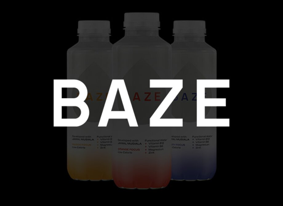 Baze Produkte im Hintergrund, davor schwarze halbtransparente Fläche mit Baze Logo.