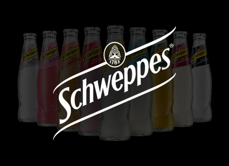 Schweppes Produkte im Hintergrund, davor schwarze halbtransparente Fläche mit Schweppes Logo.