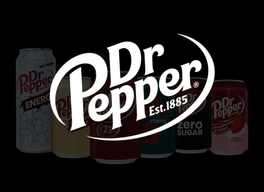 Dr Pepper Produkte im Hintergrund, davor schwarze halbtransparente Fläche mit Dr Pepper Logo.